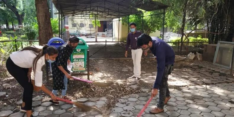 Volunteers during a Swachh Bharat drive.