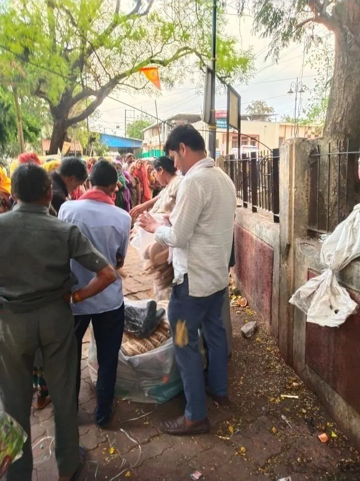 Distribution at a roadside settlement.