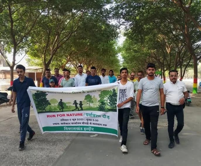 Participants with the 'Run for Nature' banner.